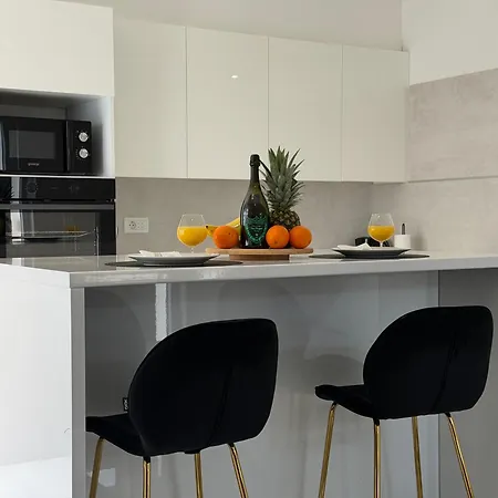 Luxury Oasis With Private Pool & Parking 公寓 *