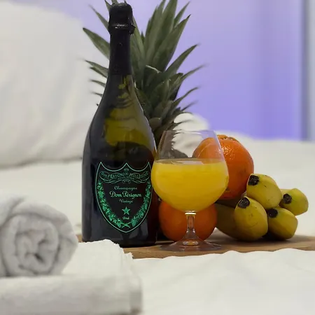 Luxury Oasis With Private Pool & Parking *