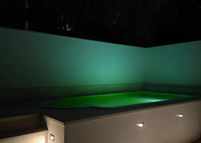 Luxury Oasis With Private Pool & Parking