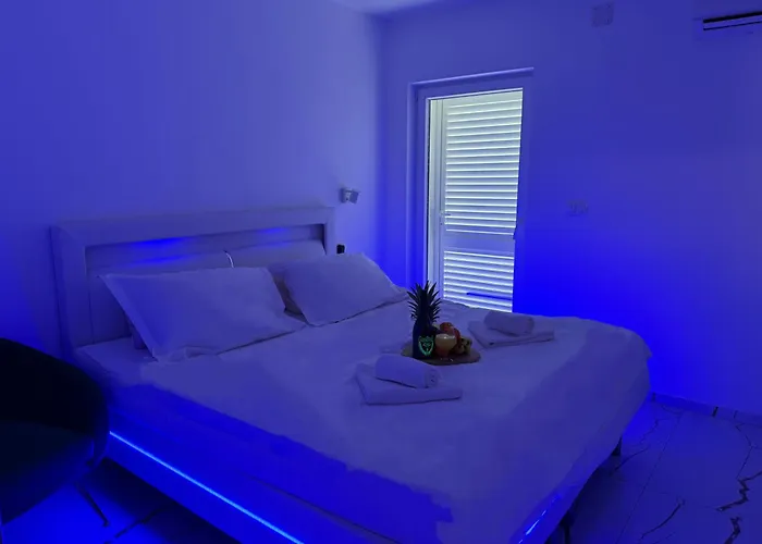 Luxury Oasis With Private Pool & Parking *