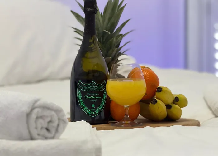 Luxury Oasis With Private Pool & Parking *