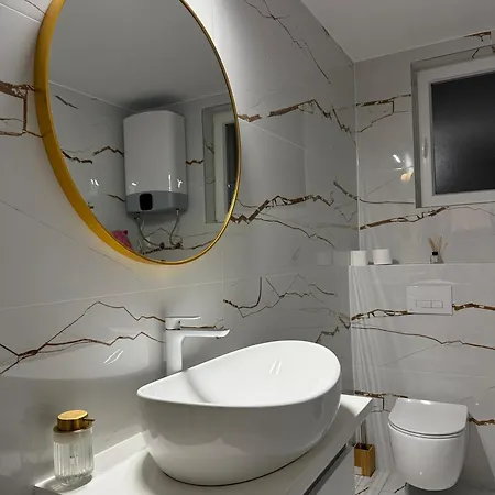 Luxury Oasis With Private Pool & Parking Appartamento