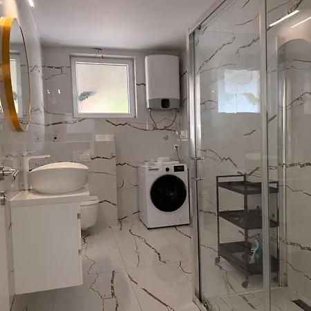 Apartment Luxury Oasis With Private Pool & Parking *